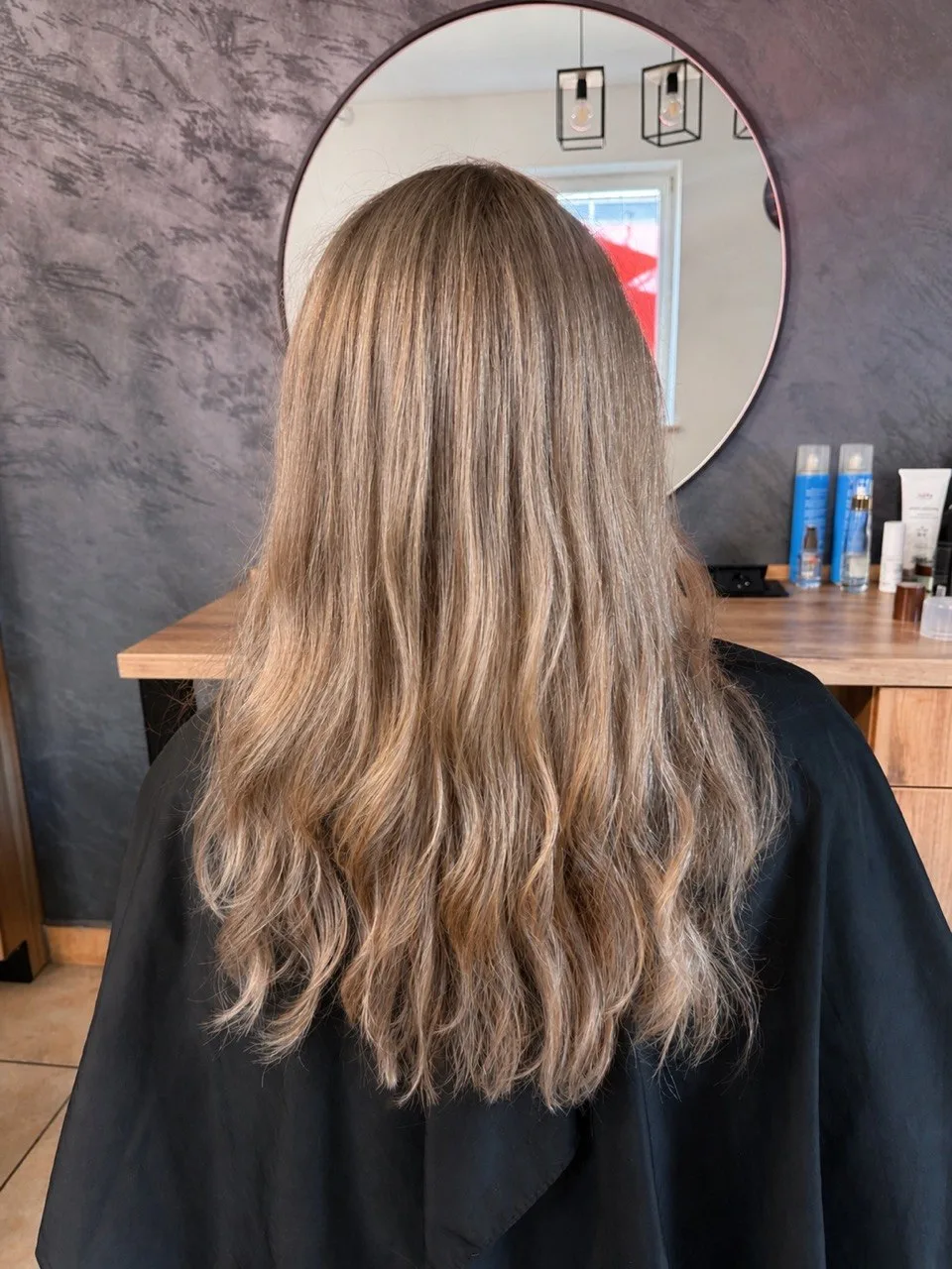 Długie blond włosy z falami